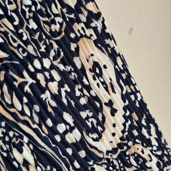 Avenue Blouse Plus Sz22/24 Blk/Tan Paisley Long Sleeves V Neck MiniPleats Cutie - Picture 8 of 12